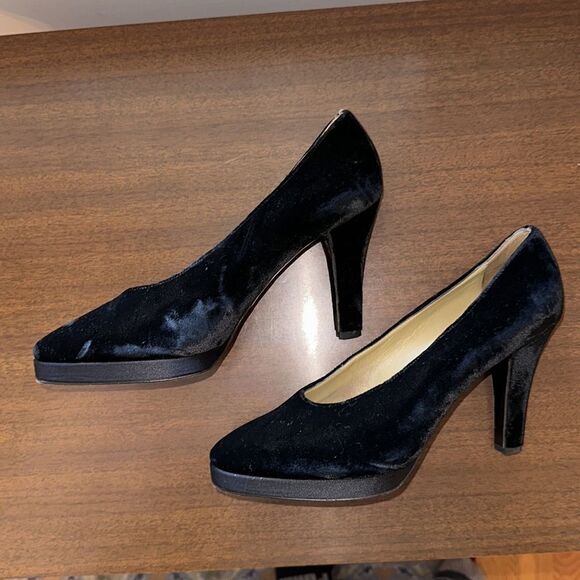 Yves Saint Laurent Suede Heels, Size 7.5 - Picture 1 of 13